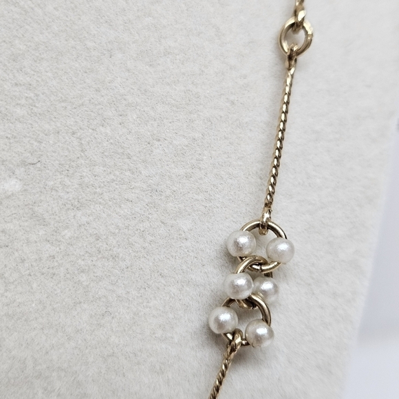 VINTAGE Avon Gold Tone White Faux Pearl Cluster Beaded Dainty Necklace - Picture 4 of 6